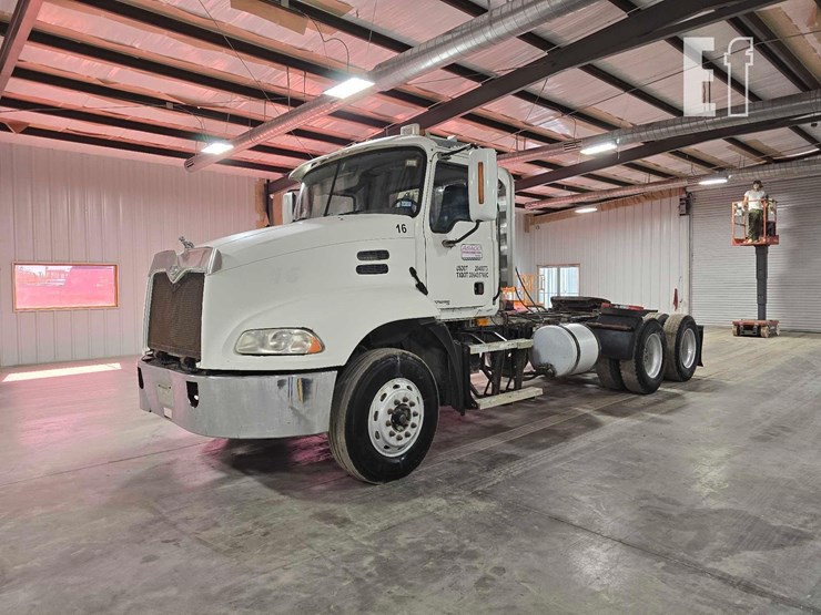 2006-mack-vision-cxn613-image-1