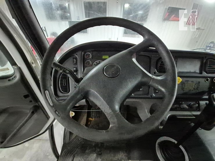 2014-freightliner-business-class-m2-106-image-10