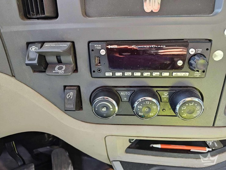 2022-peterbilt-567-t/a-wet-kit-day-cab-truck-tractor-image-24