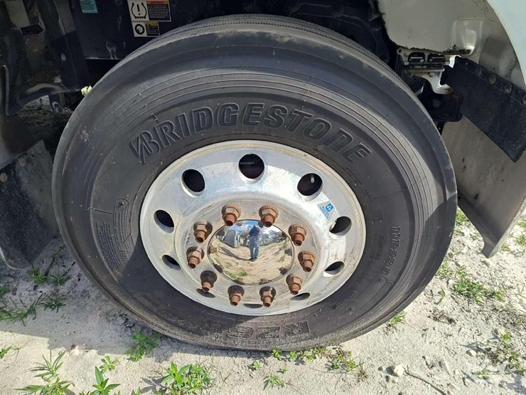 2022-peterbilt-567-t/a-wet-kit-day-cab-truck-tractor-image-41