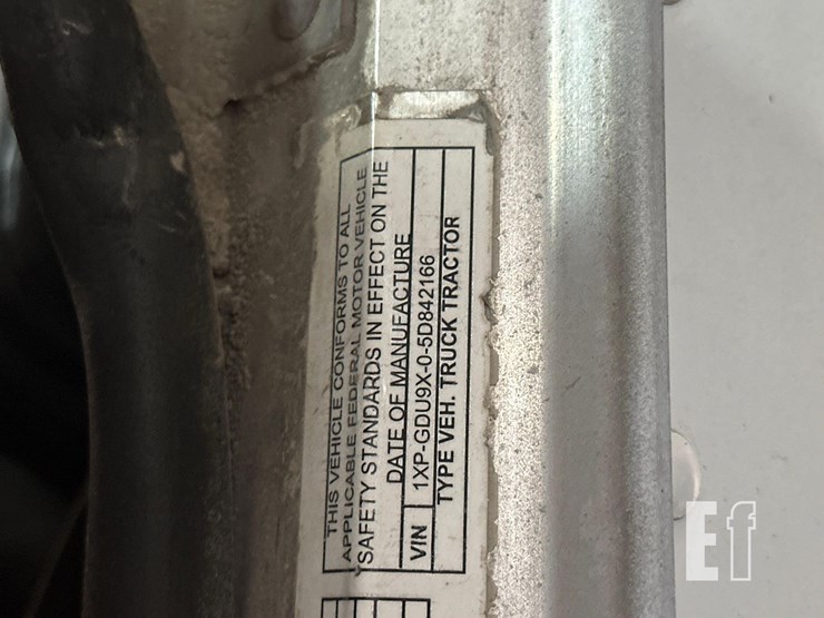 2005-peterbilt-385-image-28