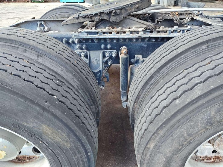 2022-mack-pinnacle-t/a-wet-kit-day-cab-truck-tractor-image-36