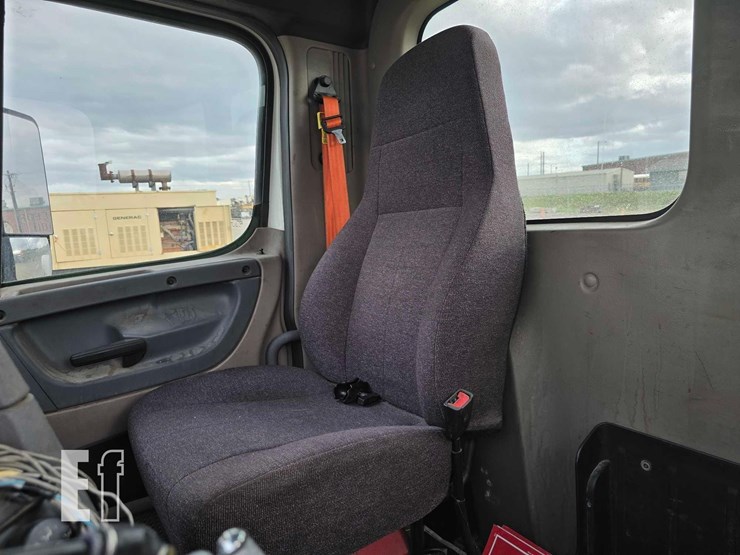 2018-freightliner-cascadia-113-image-16
