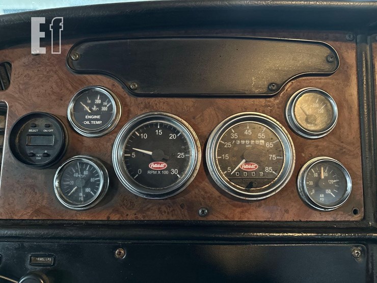 2005-peterbilt-385-image-11