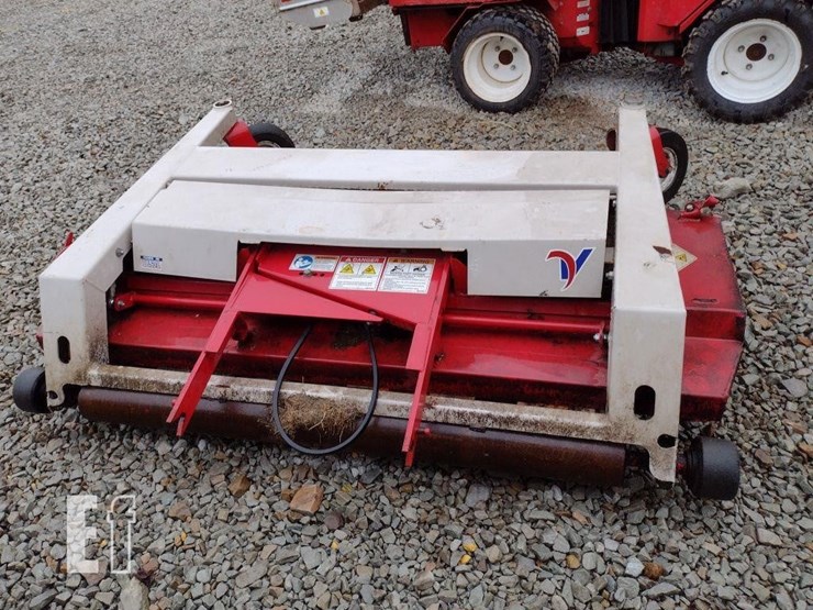 ventrac-3400l-lawn-mower-w/broom-image-37