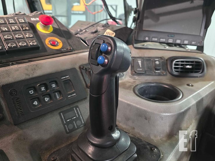 2020-peterbilt-520-image-16