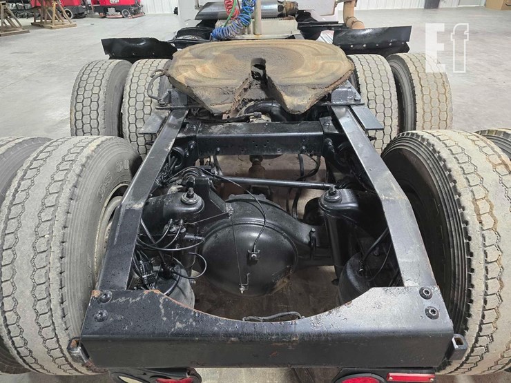 2010-peterbilt-340-image-18