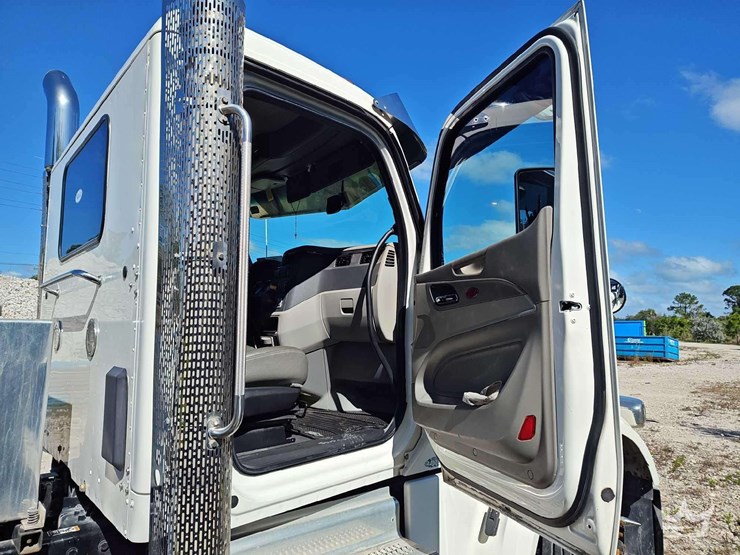 2022-peterbilt-567-image-23