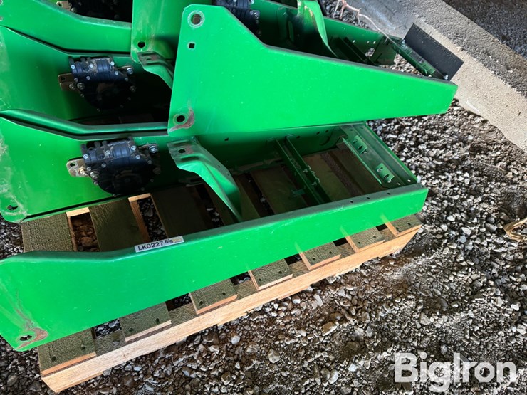 john-deere-max-emerge-planter-unit-frames-image-13