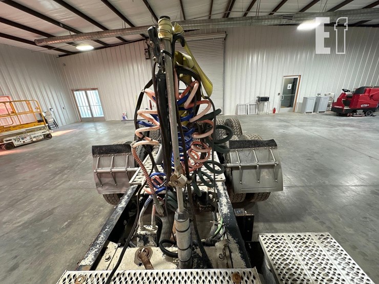 2005-peterbilt-385-image-18