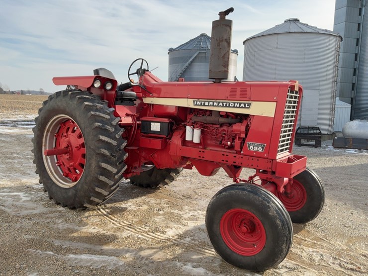 1970-ih-farmall-856-tractor-image-6