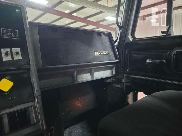 2000-mack-ch613-image-34