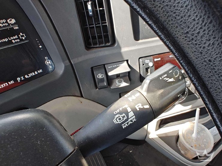 2022-peterbilt-567-t/a-wet-kit-day-cab-truck-tractor-image-21