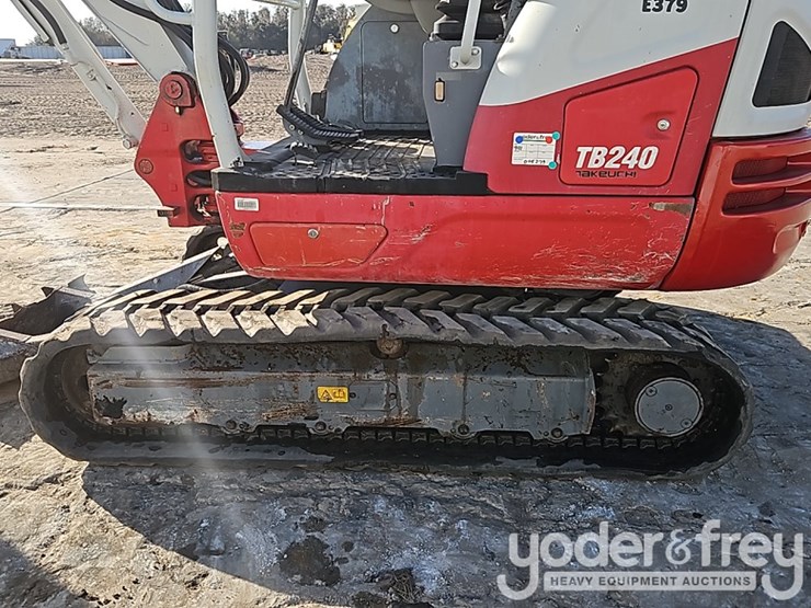 2020-takeuchi-tb240-image-21