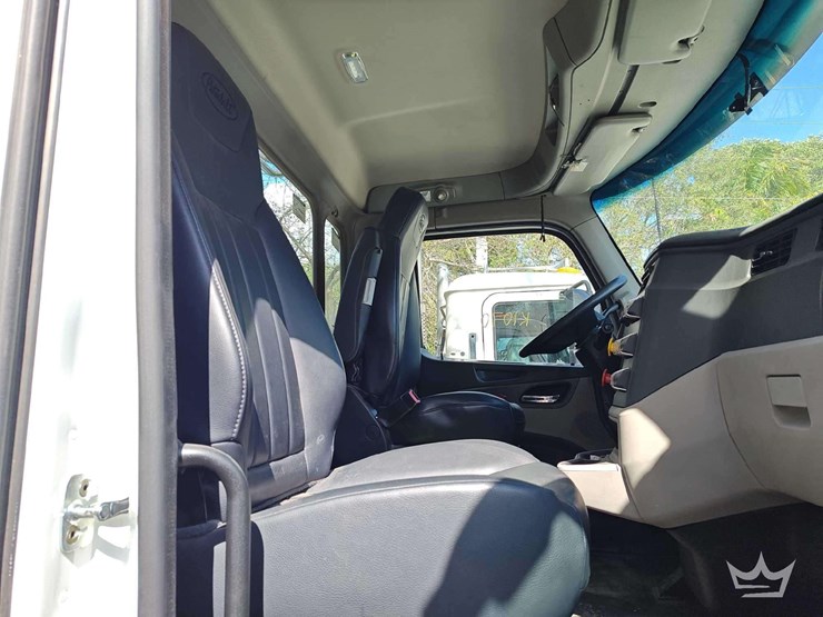 2022-peterbilt-567-t/a-wet-kit-day-cab-truck-tractor-image-39