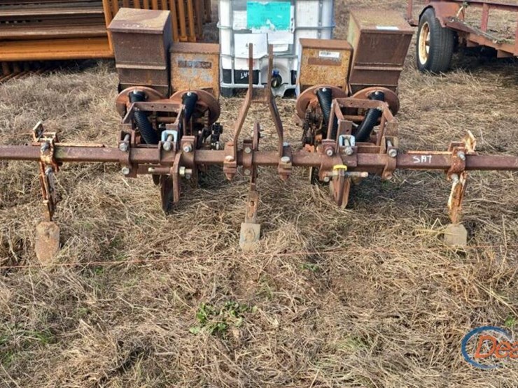 burch-2-row-planter,-s/n-114268-image-1