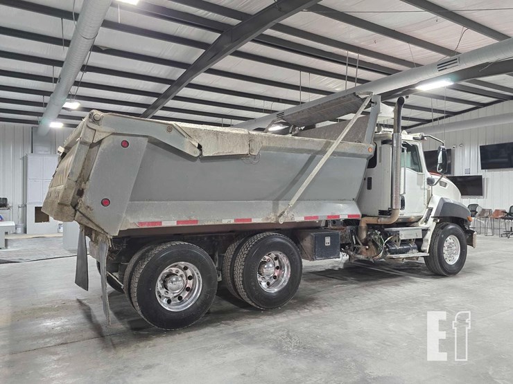 2013-caterpillar-ct660s-image-3