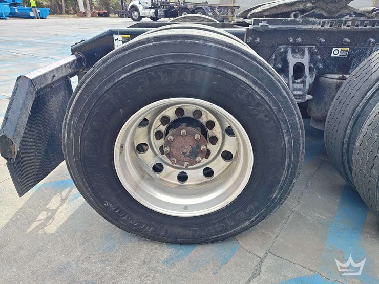 2022-peterbilt-567-t/a-wet-kit-day-cab-truck-tractor-image-49