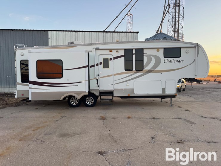 2009-keystone-challenger-32-sat-5th-wheel-camper-trailer-image-4