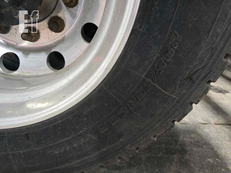 2020-freightliner-122sd-image-30