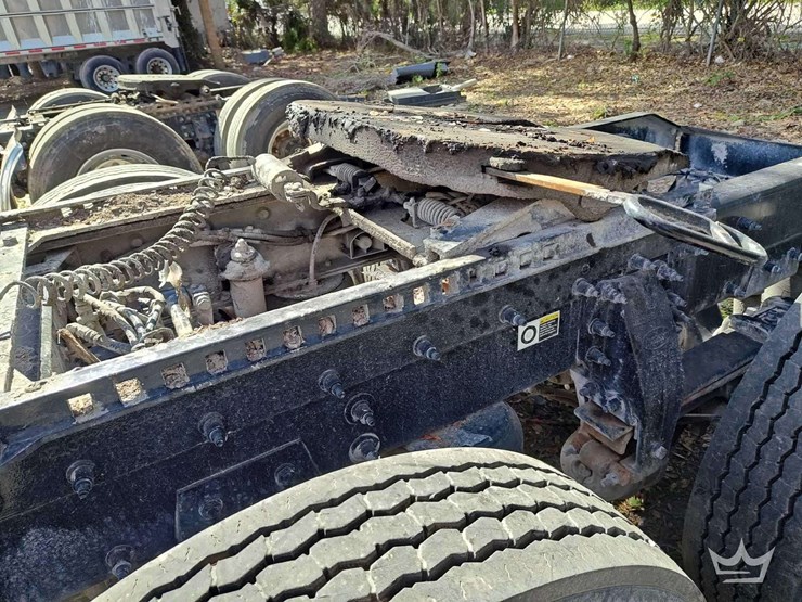 2022-peterbilt-567-t/a-wet-kit-day-cab-truck-tractor-image-18