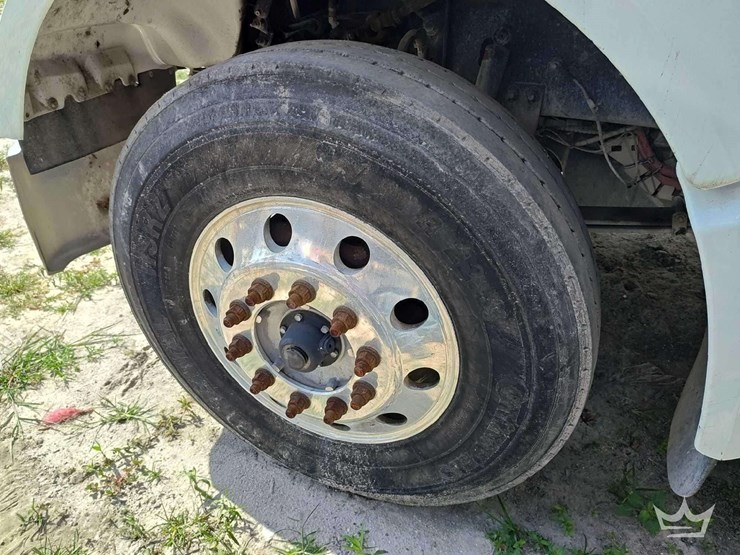 2023-peterbilt-567-t/a-wet-kit-day-cab-truck-tractor-image-44