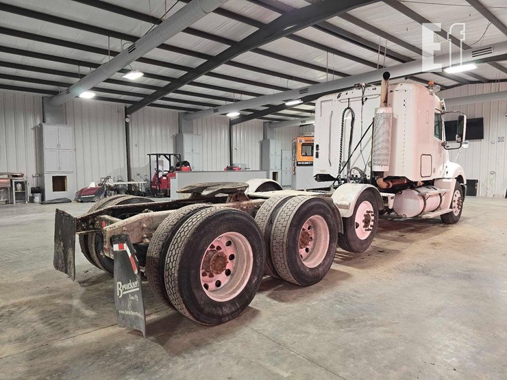 2013-freightliner-columbia-120-image-3