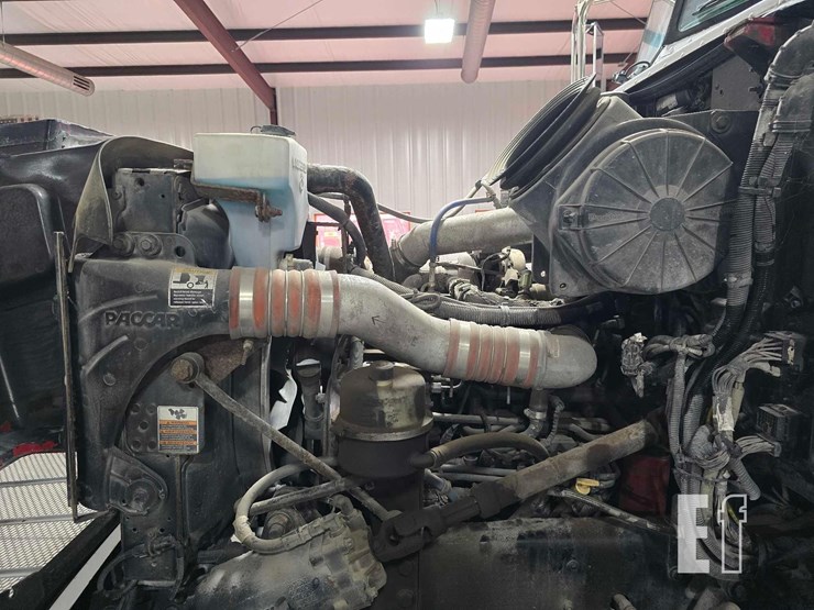 2010-peterbilt-340-image-26