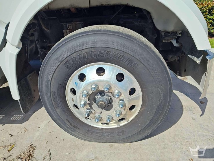 2023-peterbilt-567-image-42