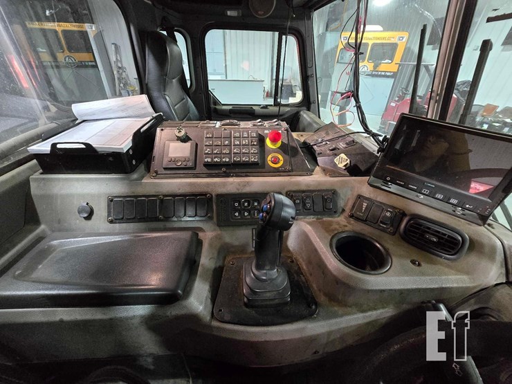 2020-peterbilt-520-image-15