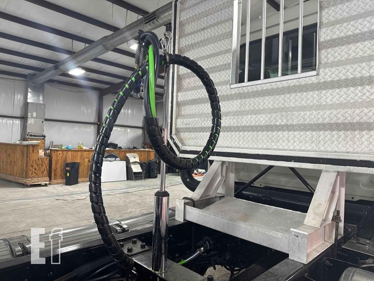 2012-mack-granite-gu813-image-25