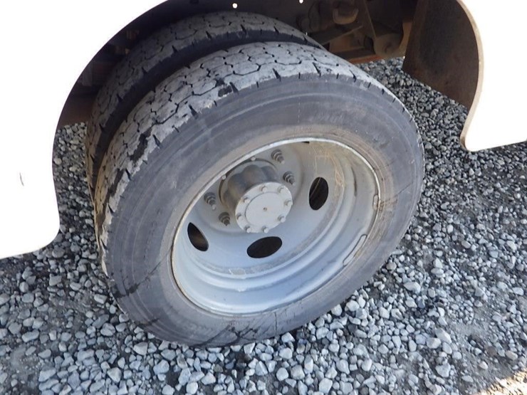 2004-ford-f550-image-27