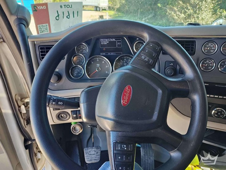 2022-peterbilt-567-image-18