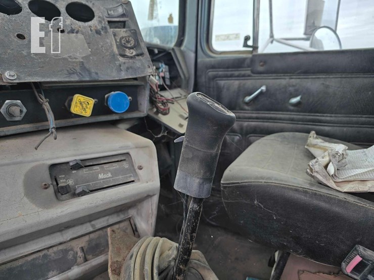 2003-mack-rd688s-image-13