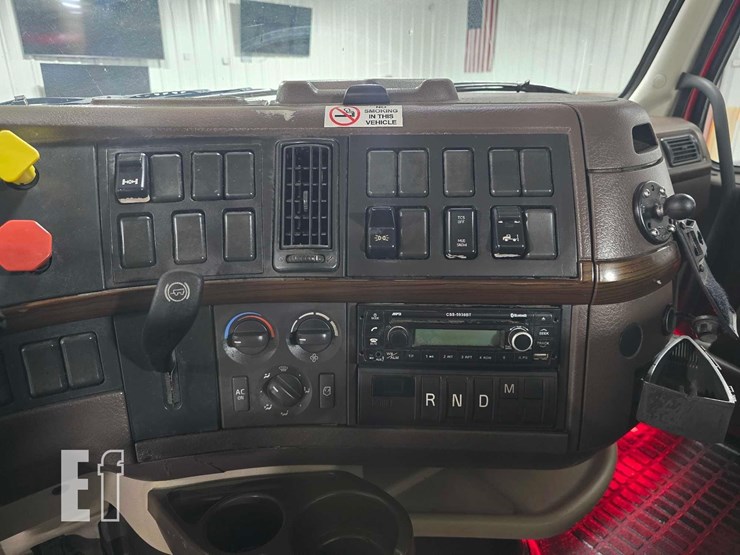 2017-volvo-vnl42300-image-14