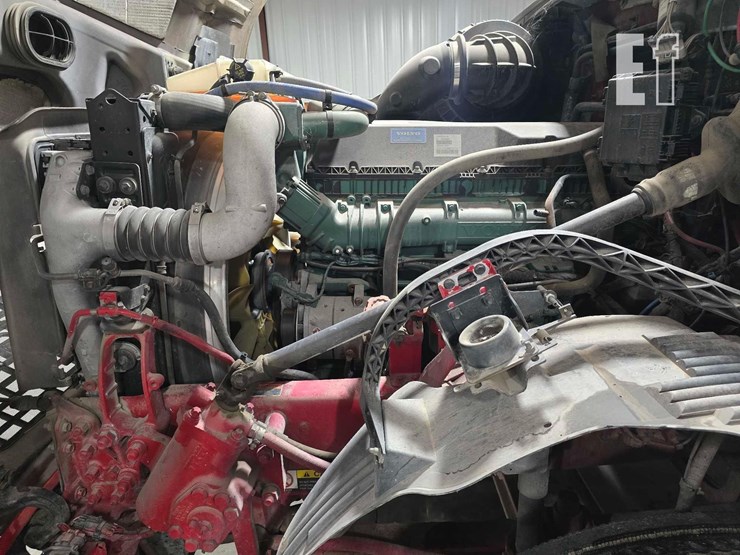 2017-volvo-vnl42300-image-22