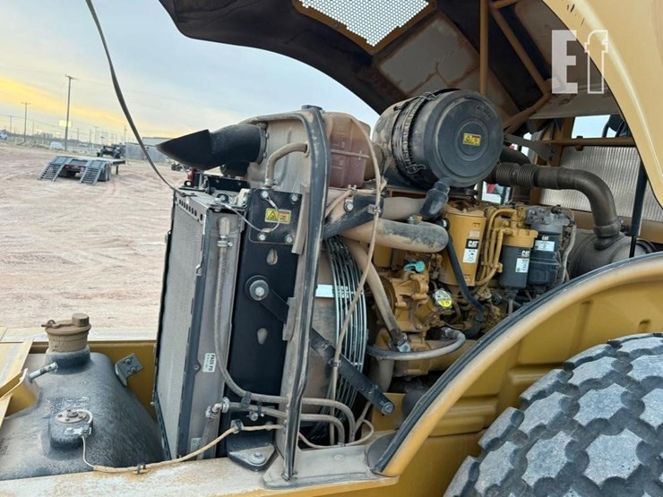 2013-caterpillar-cs56b-image-31