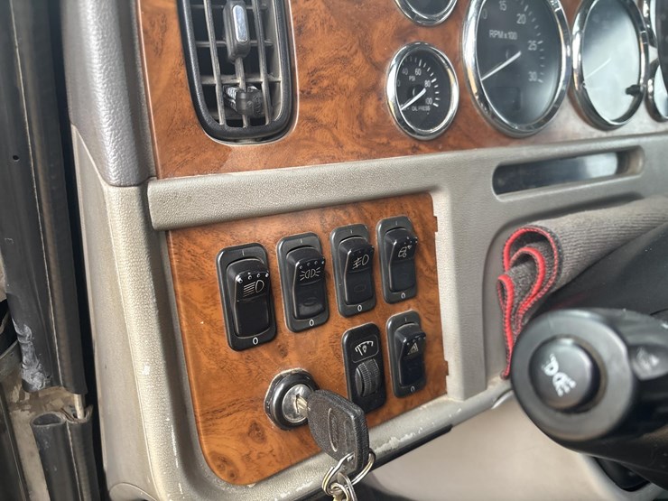 2006-peterbilt-379-image-38