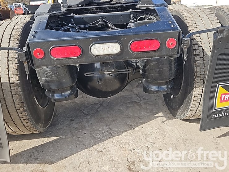 2020-peterbilt-567-image-18