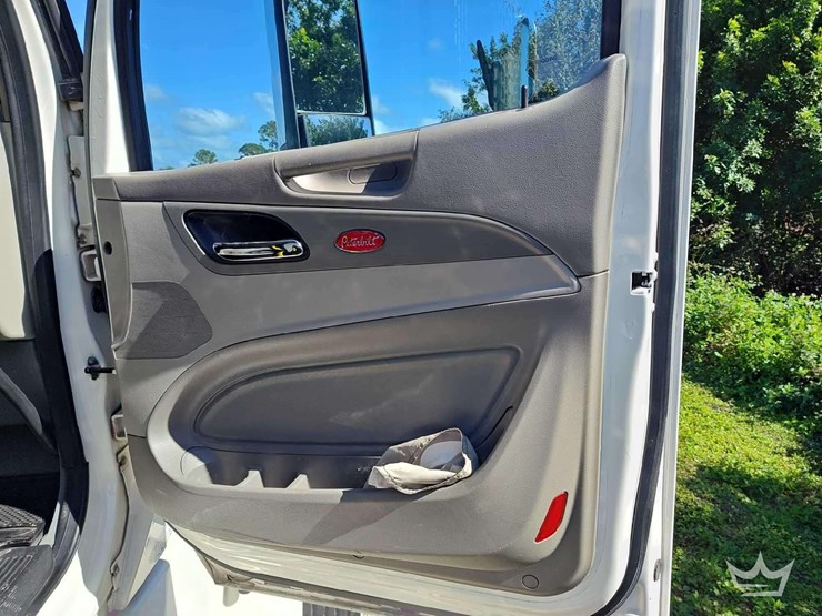 2022-peterbilt-567-image-34