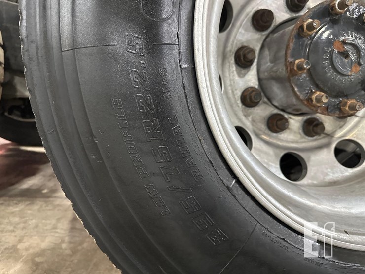 2014-freightliner-cascadia-125-image-35