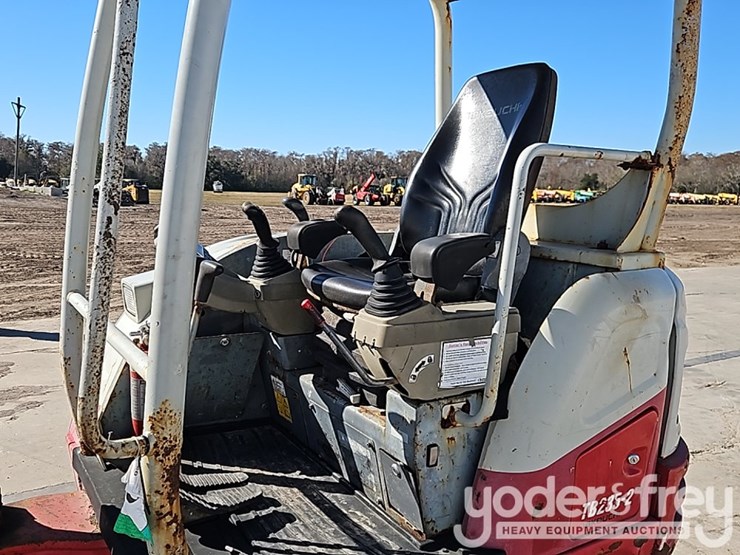 2019-takeuchi-tb235-image-28