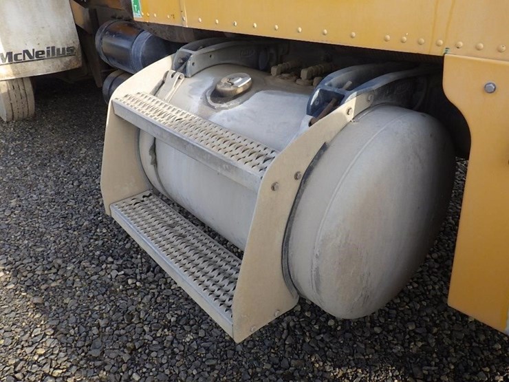 2001-peterbilt-357-image-18