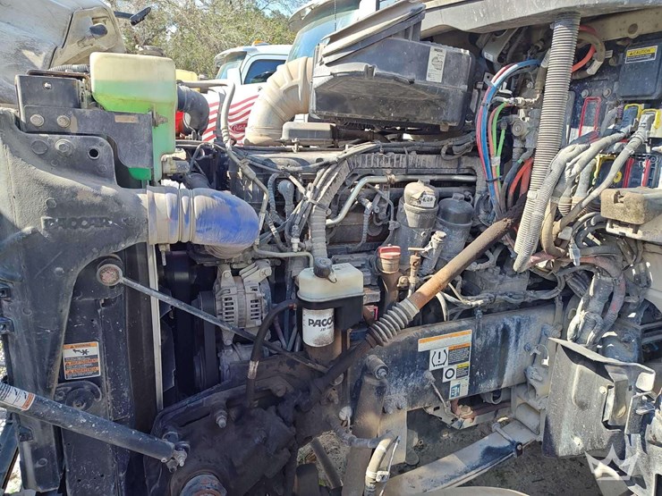 2022-peterbilt-567-t/a-wet-kit-day-cab-truck-tractor-image-12