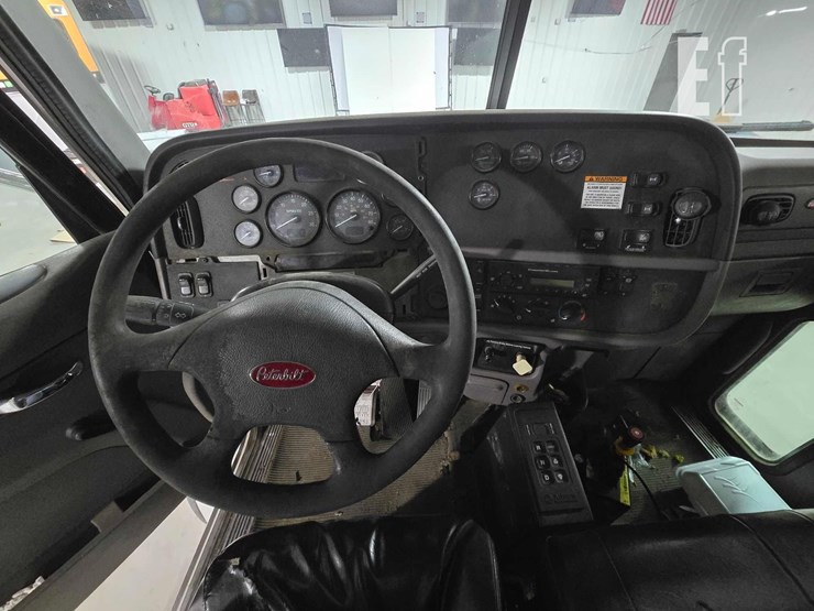 2013-peterbilt-365-image-13