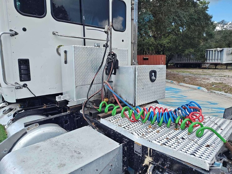 2022-peterbilt-567-t/a-wet-kit-day-cab-truck-tractor-image-15