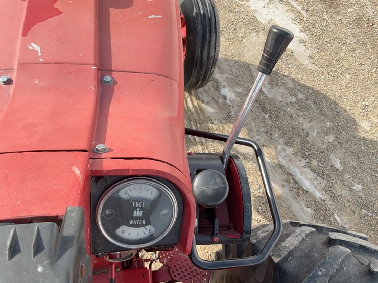 1970-ih-farmall-856-tractor-image-57