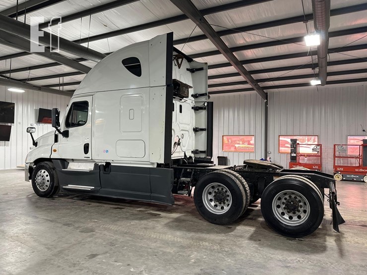 2014-freightliner-cascadia-125-image-4