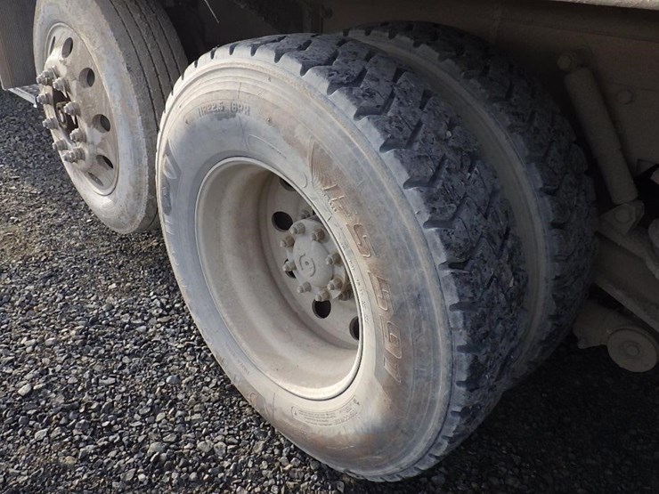 2001-peterbilt-357-image-37