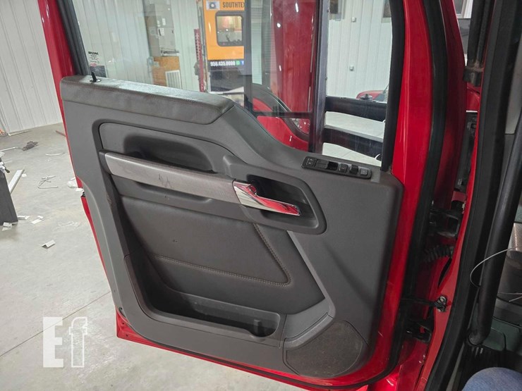 2015-kenworth-t680-image-26